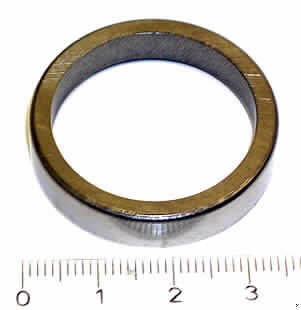 Ventilsitzring
- aus einem ringförmigen Stahlkörper mit einem Außendurchmesser von ca. 34 mm und
  einem Innendurchmesser von ca. 28 mm, an der Unterseite mit einer abgeschrägten
  Innenkante und an der Oberseite mit einer leicht abgerundeten, spezifisch geformten
  Außenkante (Abbildung siehe Anlage),
- zur Verwendung als Bauteil des Ventiltriebs im Zylinderkopf eines Verbrennungsmotors.

"Teil, erkennbar ausschließlich für Verbrennungsmotoren mit Fremdzündung der Position
 8407 bestimmt - sog. Ventilsitzring"