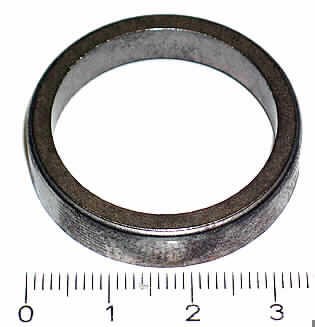 Ventilsitzring (Rohteil)
- aus einem ringförmigen Stahlkörper mit einem Außendurchmesser von ca. 34 mm und
  einem Innendurchmesser von ca. 28 mm, an der Unterseite mit einer abgeschrägten
  Innenkante und an der Oberseite mit einer leicht abgerundeten, spezifisch geformten
  Außenkante, unfertig (Abbildung siehe Anlage),
- zur Verwendung als Bauteil des Ventiltriebs im Zylinderkopf eines Verbrennungsmotors.

"Teil, erkennbar ausschließlich für Verbrennungsmotoren mit Fremdzündung der Position
 8407 bestimmt, unfertig - sog. Ventilsitzring (Rohteil)"