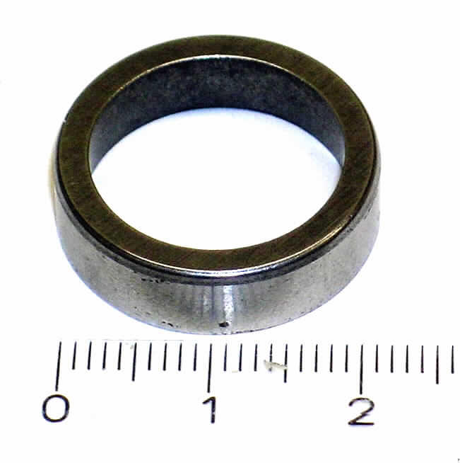 Ventilsitzring
- aus einem ringförmigen Stahlkörper mit einem maximalen Außendurchmesser von ca. 22
  mm, mit einer abgerundeten Außenkante an der Oberseite sowie einem sich von unten
  nach oben hin leicht verjüngenden Innendurchmesser (unten ca. 18,5 mm, oben ca. 17 mm)
  -Abbildung siehe Anlage-,
- zur Verwendung als Bauteil des Ventiltriebs im Zylinderkopf von Verbrennungsmotoren.

"Teil, erkennbar ausschließlich für Verbrennungsmotoren mit Fremdzündung der Position
 8407 bestimmt - sog. Ventilsitzring"