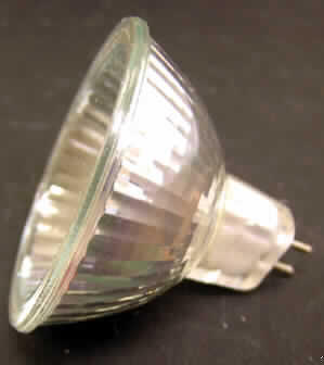Kaltlichtreflektorlampe,
- aus einem mit einem Halogen gefüllten Glaskörper, mit einer Wolframwendel und zwei
  Kontaktstiften (Stecksockel GU5.3), eingebaut in einem mit einer Glasplatte verschlos- 
  senen, aluminiumbeschichteten Reflektor,
- für eine Spannung von 12 V, mit einer Leistung von 20 W,
- zur Verwendung als Leuchtmittel in verschiedenen Beleuchtungskörpern.

�Elektrische Wolfram-Halogen-Glühlampe, nicht von der für Krafträder oder andere Kraftfahr- 
 zeuge verwendeten Art, für eine Spannung von weniger als 100 V, nicht für bestimmte Luft-
 fahrzeuge - Kaltlichtreflektorlampe�