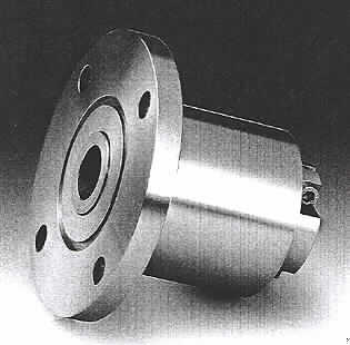 Vakuumdrehdurchführung
- aus einem Stahlgehäuse mit Montageflansch, einer magnetisierbaren, wälzgelagerten
  Hohlwelle, Anschluss für Kühlmittel und einem Permanentmagneten (Abbildung siehe 
  Anlage),
- zur Abdichtung von Vakuum- und Drucksystemen mit Hilfe von sog. Ferrofluids
  (magnetisierbaren Flüssigkeiten) im Maschinen-, Apparate- und Gerätebau.

"Nichtelektrischer Maschinenteil, in Kapitel 84 anderweit weder genannt noch inbegriffen, aus Stahl, nicht gegossen oder geschmiedet, nicht für bestimmte Luftfahrzeuge - Vakuumdrehdurchführung mit Magnetofluid-Dichtung"