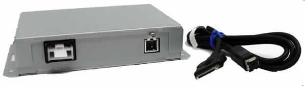 Transceiver (iPod MOST-Bus Interface)
- aus einer mit optischem Transceiver (FOT), A/D-Converter, Gleichstromumformer, mono-
  lithischen intergrierten Schaltungen und aktiven und passiven diskreten Bauelementen 
  bestückten gedruckten Schaltung in einem Gehäuse (Abmessungen: 145 x 97 x 32 mm) 
  mit zwei Anschlussbuchsen (Abbildung siehe Anlage),
- für die bidirektionale Kommunikation zwischen der Steuerung eines Autoradios und einem 
  Tonwiedergabegerät (iPod) in einem drahtgebundenen Netzwerk, zum Empfang von elek-
  trischen Signalen, Konvertierung und Senden von optischen Signalen und umgekehrt bei 
  der Datenübertragung in MOST- (Media Oriented System Transport) Netzwerken mittels 
  Lichtwellenleiter bestimmt,
- zusammen mit Anschlusskabel in einem gemeinsamen Verkaufskarton.
Der Transceiver bestimmt den Charakter des Ganzen.

"Apparat für die Kommunikation in einem drahtgebundenen Netzwerk, keine Basisstation,
 Gerät zum Empfangen, Konvertieren und Senden von Tönen, Bildern oder anderen Daten, 
 - Transceiver, in Warenzusammenstellung mit nicht charakterbestimmendem Anschluss-
 kabel"