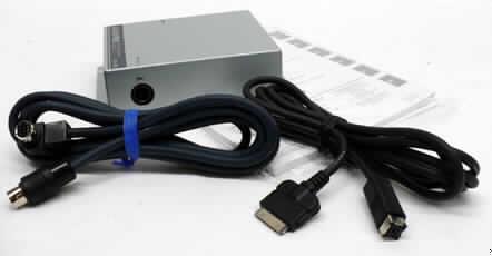 Transceiver (iPod AiNet-Bus Interface)
- aus einer mit Transceiver, Mikroprozessor, Protokoll-Converter, Gleichstromumformer, 
  monolithischen intergrierten Schaltungen und aktiven und passiven diskreten Bauelementen 
  bestückten gedruckten Schaltung in einem Gehäuse (Abmessungen: 120 x 97 x 34 mm) 
  mit zwei Anschlussbuchsen (Abbildung siehe Anlage),
- für die bidirektionale Kommunikation zwischen der Steuerung eines Autoradios und einem 
  Tonwiedergabegerät (iPod) einschließlich Übertragung von analogen Audiosignalen in einem 
  drahtgebundenen AiNet-Netzwerk durch Empfangen, Konvertieren und Senden von elek-
  trischen Signalen,
- zusammen mit Beipack (zwei Anschlusskabeln, Bedienungsanleitung, Kurzreferenzblatt, 
  zwei selbstklebenden Klettbandstücken und Befestigungsschrauben) in einem gemein-
  samen Verkaufskarton.
Der Transceiver bestimmt den Charakter des Ganzen.

"Apparat für die Kommunikation in einem drahtgebundenen Netzwerk, keine Basisstation,
 Gerät zum Empfangen, Konvertieren und Senden von Tönen, Bildern oder anderen Daten, 
 - Transceiver, in Warenzusammenstellung mit nicht charakterbestimmendem Beipack"