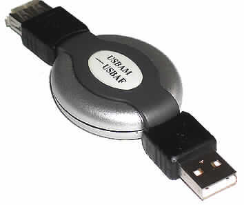 Kabelrolle (Abbildung siehe Anlage),
- aus einem isolierten elektrischen Kabel mit einer USB B-Steckbuchse auf der einen und
  einem USB A-Stecker auf der anderen Seite, in einem Kunststoffgehäuse mit einer
  mechanischen Aufrollautomatik mit verschiedenen Arretierpositionen,
- für eine Spannung von weniger als 1000 V,
- zum Verbinden eines Laptops mit verschiedenen externen Geräten,
- in gemeinsamer Verkaufsumschließung mit Computermaus, USB-Hub, verschiedenen
  weiteren Kabelrollen mit Anschlussstücken, Adaptersteckern und Ohrhörer mit Mikrofon
  (alle nicht Gegenstand dieser Position),
Das Kabel bestimmt den Charakter des Ganzen. 

"Isoliertes elektrisches Kabel, kein Koaxialkabel, für eine Spannung von 1000 V oder weniger, mit Anschlussstücken versehen, nicht von der für die Telekommunikation verwendeten Art; zusammengesetzte Ware aus Kabel mit Anschlussstücken (charakterbestimmend) und mechanischer Aufrollautomatik - Kabelrolle"