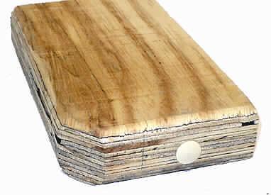 Holzlaminatplatte,
- aus einem LVL - (Laminated Veneer Lumbers) Kern aus drei Platten bestehend, wobei jede 
  Platte aus mehreren faserparallel verleimten Furnierlagen aus Holz (lt. Antragsteller), in der 
  Regel ca. 1 bis 4 mm stark, besteht und die mittlere Platte in Querrichtung zu der oberen 
  und unteren Platte verleimt ist, 
- an den vier Ecken abgeschrägt, mit gefasten Rändern,
- mit insgesamt mindestens 4 Abstandshaltern (Stahlstift mit Kunststoffkappe) mit einer 
  Höhe von 3 mm zur Gewährleistung der Schichtdicke des später aufzubringenden 
  Kunststoffüberzugs an beiden gegenüberliegenden kurzen Stirnseiten des LVL Kerns 
  benagelt (damit gebrauchsfertig), je Seite sind 2 Abstandshalter eingeschossen,
- zur Herstellung von Betonunterlagsplatten.
(Abbildung siehe Anlage)
 
"Andere als in den Positionen 4401 bis 4420 genannte Ware aus Holz; Holzlaminatplatte"