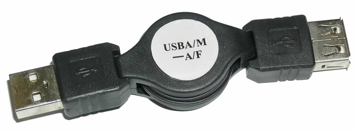 Kabelrolle
- aus einem isolierten elektrischen Kabel mit USB A-Steckern an beiden Enden, in einem
  Kunststoffgehäuse mit einer mechanischen Aufrollautomatik mit verschiedenen Arretier-
  positionen (Abbildung siehe Anlage),
- für eine Spannung von weniger als 80 V,
- zum Verbinden eines Laptops mit verschiedenen externen Geräten,
- in gemeinsamer Verkaufsumschließung mit Computermaus, USB-Hub, Ohrhörer mit
  Mikrofon, weiteren Kabelrollen mit Anschlussstücken und etuiähnlichem Behältnis (alle
  nicht Gegenstand dieser Position).
Das Kabel bestimmt den Charakter des Ganzen. 

"Isoliertes elektrisches Kabel mit Anschlussstücken, kein Koaxialkabel, für eine Spannung
 von 80 V oder weniger, nicht von der für die Telekommunikation verwendeten Art;
 zusammengesetzte Ware aus Kabel mit Anschlussstücken (charakterbestimmend) und
 mechanischer Aufrollautomatik - Kabelrolle"