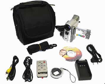 Multifunktionaler digitaler Fotoapparat
- mit einem Bildsensor, Objektiv, ausklappbarem 2" LCD-Farbbildschirm und
  Speicherkartenschacht in einem Kameragehäuse mit Bedienelementen, Lautsprecher, 
  Mikrofon, USB-Anschluss und AV-Ausgang sowie einer zum dauernden Gebrauch 
  geeigneten Tasche (Abbildung siehe Anlage),
- zur Aufnahme, Speicherung und Wiedergabe von Einzelbildern (kennzeichnende Haupt-
  tätigkeit) und Videosequenzen (maximale Auflösung 640 x 480 Pixel),
- zusammen mit Beipack (Akkus, TV-, USB- und Netzkabel, Ladegerät, Fernbedienung, 
  Trageschlaufe, CD-Rom mit Software und Betriebsanleitung) in einem gemeinsamen Verkaufskarton.
Der multifunktionale digitale Fotoapparat bestimmt den Charakter des Ganzen.

"Digitaler Fotoapparat (Multifunktionsgerät mit kennzeichnender Haupttätigkeit digitaler
 Fotoapparat, mit einer zum dauernden Gebrauch geeigneten Tasche und in Waren-
 zusammenstellung mit nicht charakterbestimmendem Beipack)"
