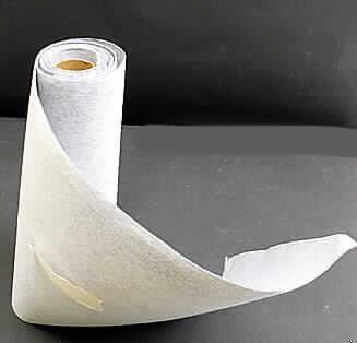 "Vliesrolle mit Holzkohle"
- bestehend aus Holzkohle aus Bambus, welche zwischen zwei Trägerlagen aus Vliesstoff
  aufgebracht ist (Länge ca. 240 cm, Breite ca. 30 cm),
- dient der Beseitigung von Gerüchen, Feuchtigkeit usw. in z.B. Kühlschränken,
  Schuhkommoden, Schubladen.
(Abbildung siehe Anlage)
Der Charakter der Ware wird durch die Holzkohle aus Bambus bestimmt.

"Holzkohle aus Bambus (zusammengesetzte Ware aus Holzkohle -charakterbestimmend- 
 und Vliesstoff); Vliesrolle mit Holzkohle"