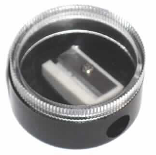 Bleistiftspitzer
- mit auswechselbarer Klinge aus unedlem Metall in einem runden Kunststoffgehäuse 
  (Durchmesser: ca. 41 mm, Höhe: ca. 15 mm) zur Aufnahme der Späne, mit Deckel aus 
  durchscheinendem Kunststoff (Abbildung siehe Anlage),
- zum Anspitzen von Bleistiften und Buntstiften,
- in gemeinsamer Verkaufsverpackung mit Taschenrechner, drei Kugelschreibern, Lineal, 
  Winkelmesser, vier Bleistiften mit Radierer, Schere, Klebefilmabroller, Radierer und 
  Armbanduhr (alle nicht Gegenstand dieser Auskunftsposition).

"Andere Schneidwaren (Bleistiftspitzer)"