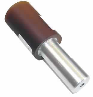 Sog. Alu-Rollen
- aus einem massiven, zylindrischen Kern aus Aluminium mit einer Länge von ca. 126 mm, 
  einer einseitig aufgebrachten Hartkautschuk-Ummantelung mit einer Länge von ca. 
  66 mm und einer axial verlaufenden, zentrischen Montagebohrung an einer Stirnseite des 
  Kerns (Abbildung siehe Anlage),
- zum reibungsarmen Weiterleiten/Fördern und Führen von Kunststoffprofilen oder Metall- 
  bändern zwischen zwei Fertigungsstufen,
- zum Einbau in spezielle Stetigförderer.

"Teil, erkennbar ausschließlich für Gerät der Position 8428 bestimmt, nicht für Personen-,
 Lastenaufzüge, Rolltreppen oder Walzwerkmaschinen - sog. Alu-Rollen"