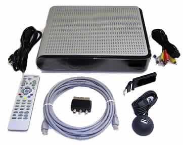 Telekommunikationsgerät (sog. IP-Set-Top-Box)
- aus einer mit Prozessor, Speicherbausteinen, Schnittstellen-Controller und weiteren
  Bauelementen bestückten gedruckten Schaltung in einem Gehäuse (Abmessungen: 
  240 x 305 x 62 mm) mit Bedientasten, Status-LED und Composite-Video, S-Video-
  und Audioanschlussbuchsen sowie USB- und Ethernet-Schnittstellen, zusammen mit
  einer Infrarot-Fernbedienung (Abbildung siehe Anlage),
- zum digitalen drahtgebundenen Empfang von komprimierten Video- und Audiodaten sowie
  sonstiger Daten innerhalb eines Netzwerks (Ethernet), die unmittelbar über
  Telekommunikationsleitungen übertragen werden, einschließlich der Video- und Audio-
  Dekomprimierung, 
- nicht für Trägerfrequenzsysteme,
- insbesondere für das Herunterladen von Videos über das Internet (Video on Demand-
  VOD) und andere Breitbandanwendungen, nach Anschluss an ein Fernsehempfangsgerät,
- zusammen mit USB-WLAN-Adapter, USB-Verlängerung, Kabel und Adapter in einem
  gemeinsamen Verkaufskarton.
Das Telekommunikationsgerät bestimmt den Charakter des Ganzen.

"Elektrisches Telekommunikationsgerät für digitale drahtgebundene Systeme, nicht für
 Trägerfrequenzsysteme - IP-Set-Top-Box (Telekommunikationsgerät in Funktionseinheit
 mit Fernbedienung, in Warenzusammenstellung mit nachrangigem WLAN-Adapter,
 USB-Verlängerung, Kabel und Adapter)"