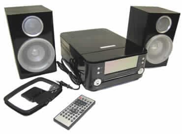 DVD/CD-Player mit Radio
- aus DVD/CD-Player mit Laserabnehmersystem, SD/MMC-Kartenleser, 
  Tonfrequenzverstärker und Rundfunkempfangsteil für den UKW/MW-Empfang in einem 
  Gehäuse mit Display, Bedienelementen, USB-Anschluss, Antennen-, Audio- und 
  Videoanschlüssen sowie Infrarot-Fernbedienung,
- zur Bild- und Tonwiedergabe von DVDs (DVD-R, DVD-RW, DVD+R, DVD+RW), VCDs, 
  S-VCDs,  CDs (CD-R, CD-RW)  - kennzeichnende Haupttätigkeit -, zur Wiedergabe von auf
  SD/MMC-Speicherkarten oder externen MP3-Playern aufgezeichneten 
  Audiodateien (MP3)  und zum Rundfunkempfang im UKW/MW-Bereich,
- zusammen mit zwei Lautsprecherboxen und einer Rahmenantenne in einer gemeinsamen 
  Verkaufsumschließung.
Der DVD/CD-Player bestimmt den Charakter des Ganzen.

"Videogerät zur Bild- und Tonwiedergabe, kein Magnetbandgerät, kein Wiedergabegerät
 für Videobänder (Kombination aus DVD/CD-Player - kennzeichnende Haupttätigkeit - 
 und Rundfunkempfangsgerät, in funktioneller Einheit mit Infrarot-Fernbedienung, in 
 Warenzusammenstellung mit nicht charakterbestimmenden Lautsprecherboxen und 
 Antenne)"