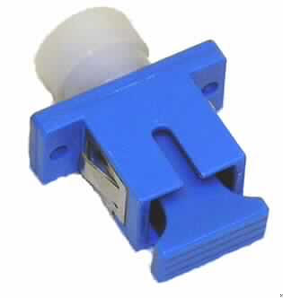 Kupplung,
- aus einem spezifisch geformten Kunststoffgehäuse mit einem Halteclip aus Metall, innen
  mit einer Führungshülse (Sleeve) aus Keramik und einer Schutzkappe auf jeder Seite 
  (Abbildung siehe Anlage),
- zum Verbinden und mechanischen Ausrichten von optischen Fasern, Bündeln aus 
  optischen Fasern oder optischen Kabeln mit Anschlussstücken.

"Verbinder für optische Fasern, Bündel aus optischen Fasern oder optische Kabel - 
 Kupplung"