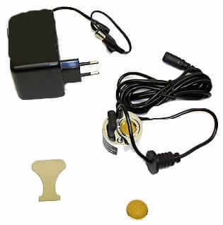 Nebelerzeuger
- aus einem zylinderförmigen Gehäuse (Durchmesser ca. 38 mm) mit Vibrationselement,
  Keramikmembrane, Betriebsanzeige und Wasserstandskontrolle, über Kabel mit einem
  Transformator verbunden, noch nicht zusammengesetzt, zusammen mit einem
  Spezialschlüssel zum Öffnen des Gehäuses (Abbildung siehe Anlage),
- zur Verwendung in Zimmer- und Gartenbrunnen zum Zerstäuben von Wasser in Form eines
  Nebels zu Dekorationszwecken sowie zur Luftbefeuchtung,
- in einer gemeinsamen Verkaufsverpackung mit einer zusätzlichen Keramikmembrane.
Der Nebelerzeuger bestimmt den Charakter des Ganzen.

"Apparat zum Zerstäuben von Flüssigkeiten (Warenzusammenstellung aus Nebelerzeuger
 mit Schlüssel -charakterbestimmend- und Keramikmembrane in funktioneller Einheit mit
 Transformator - sog. Nebelerzeuger"
