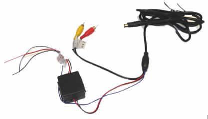 Audio-/Video- und Stromversorgungskabel mit Fusebox
- aus einem ca. 190 cm langen isolierten elektrischen Kabel, an einem Ende mit einer 
  6-poligen Hosidenbuchse, am anderen Ende mit zwei isolierten Kabeln mit Chinch-Steckern 
  und drei isolierten Kabeln ohne Anschlussstücke sowie einem Sicherungselement mit Filter 
  ausgestattet (Abblidung siehe Anlage),
- für eine Spannung von weniger als 1000 V,
- zum Verbinden und zur Stromversorgung von Geräten im Audio-/Videobereich,
- gemeinsam verpackt mit PKW-Kopfstütze mit Aussparung für LCD-Monitor, 
  IR-Fernbedienung und Bedienungsanleitung (alle nicht Gegenstand dieser Position der 
  VZTA).

"Isoliertes elektrisches Kabel, für eine Spannung von 1000 V oder weniger, mit 
 Anschlussstücken, nicht von der für die Telekommunikation verwendeten Art;
 zusammengesetzte Ware aus Kabel mit Anschlussstücken (charakterbestimmend) 
 und Sicherungselement"