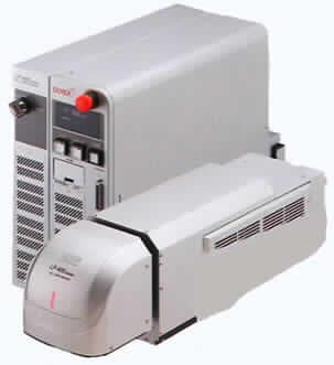 Lasermarkiersystem (Beschriftungslaser)
- aus einer Lasereinheit (CO2-Laser) mit Laserstrahl-Positioniersystem, Strahlführung aus
  Umlenkspiegeln und Linsen, Galvanometer-Scanner und Laserpointer, in einem Gehäuse
  (Standard-Version; Abmessungen H x B x L: 202 x 190 x 690 mm) mit drehbarem Laser-
  kopf, Lüftungsschlitzen und einem über Kabel angeschlossenen Controller (Abbildung
  siehe Anlage),
- zum Beschriften, Markieren, Oberflächengravieren, Schneiden, Perforieren usw. von Werk-
  stücken aus unterschiedlichen Materialien (Glas, Kunststoff, Holz usw.) durch Materialab-
  tragung mittels Laserstrahl,
- mit einer Ausgangsleistung von 20 W und einen Beschriftungsbereich von 55 x 55 mm.

"Werkzeugmaschine zum Abtragen von Stoffen aller Art durch Laserstrahl - funktionelle Einheit aus Lasermarkiersystem und über Kabel verbundenem Controller (Standard-Version)"