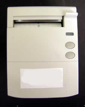 Thermotransferdrucker
- aus Druckkopf, Andruckrolle, Papiervorschub, Sensoren, Motor und Getriebe in einem
  Einbaugehäuse (Abmessungen: 100 x 70 x 100 mm) mit spezifischem Anschlussstecker
  (Abbildung siehe Anlage),
- nach Einbau in einen Modul-Server (nicht Gegenstand der vZTA) zum Ausdrucken von
  Informationen innerhalb eines Krankenhaus-Informationssystems bestimmt.

"Andere Drucker, nicht von den Unterpositionen 8443 1100 bis 8443 3939 erfasst - 
 Thermotransferdrucker"