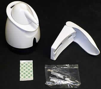 Seifenspender
- aus einem Seifenbehälter aus Kunststoff (Inhalt: 275 ml), einem aufgeschraubten Gehäuse
  mit integrierter, von Hand zu betätigender Kolbenpumpe mit Seifenausgabetülle (Abbildung
  siehe Anlage),
- zur mengendosierten Ausgabe von Flüssigseifen durch Betätigen der Kolbenpumpe,
- in einer gemeinsamen Verkaufsverpackung mit Beipack (Wandhalterung mit
  Befestigungsmaterial).
Der Seifenspender bestimmt den Charakter des Ganzen.

"Mechanisches Gerät mit eigener Funktion, in Kapitel 84 anderweit weder genannt noch
 inbegriffen (Warenzusammenstellung aus Seifenspender -charakterbestimmend- und
 Beipack) - Seifenspender"