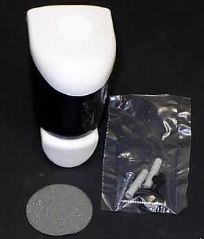 Seifenspender
- aus einem Seifenbehälter aus Kunststoff (Inhalt: 150 ml) mit Deckel, Seifenausgabeöffnung
  und federbelastetem Betätigungsknopf an der Unterseite sowie einem Schlüssel zum
  Öffnen und Schließen des Behälters (Abbildung siehe Anlage),
- zum mengendosierten Ausgeben von Flüssigseifen,
- in einer gemeinsamen Verkaufsverpackung mit Beipack (Montagematerial zur Befestigung
  an der Wand).
Der Seifenspender bestimmt den Charakter des Ganzen.

"Mechanisches Gerät mit eigener Funktion, in Kapitel 84 anderweit weder genannt noch
 inbegriffen, mit Spezialwerkzeug (Warenzusammenstellung aus Seifenspender
 -charakterbestimmend- und Beipack) - Seifenspender"