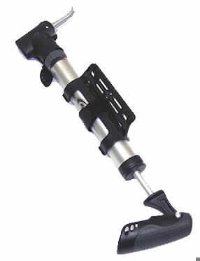 Handbetätigte Kolbenluftpumpe aus der Verkaufseinheit RAV X "MTB",
- aus einem Pumpenzylinder aus Metall mit Kunststoffummantelung, 
  mit aufgeschraubtem Kugelgelenk und darauf aufgesetztem Pumpenkopf 
  mit Adapter für zwei Ventilarten (Schrader- und Prestaventile), Hebel zum 
  Eindrücken des Lüfterstiftes im Schraderventil sowie einer im Zylinder geführten 
  Kolbenstange mit ausklappbarem Kunststoffgriff, mit einer Befestigungsvorrichtung 
  aus Kunststoff mit Klettverschluss, zum Anbringen der Pumpe am Fahrradrahmen 
  (Abbildung siehe Anlage),
- zum Aufpumpen von Auto- und Fahrradschlauchventilen,
- gemeinsam verpackt in einer Blisterverpackung mit weiteren Bestandteilen der 
  Verkaufseinheit (nicht Gegenstand dieser VZTA).
Die Luftpumpe bestimmt den Charakter des Ganzen.

"Handbetriebene Luftpumpe, nicht ausschließlich für Fahrräder, nicht für zivile Luftfahrzeuge 
 (zusammengesetzte Ware aus Luftpumpe - charakterbestimmend- und 
 Befestigungsvorrichtung)"