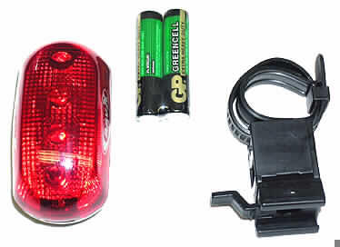 Fahrrad-Rückleuchte aus der Verkaufseinheit RAV X "MTB",
- aus vier rot leuchtenden LEDs (Dauerlicht und Blinklicht) auf einer mit weiteren aktiven
  und passiven Bauelementen bestückten gedruckten Schaltung, in einem ovalen Gehäuse
  mit roter klarsichtiger Abdeckung und Reflektor aus Kunststoff, mit Batteriefach und zwei 
  Mignonbatterien (AAA) sowie Druckschalter (Abbildung siehe Anlage),
- auf einer abziehbaren Kunststoffhalterung mit angeschraubtem Kunststoffring 
  zur Befestigung der Rückleuchte an der Sattelstange,
- gemeinsam verpackt in einer Blisterverpackung mit weiteren Bestandteilen der 
  Verkaufseinheit (nicht Gegenstand dieser VZTA),

"Elektrisches Beleuchtungs- und Sichtsignalgerät von der für Fahrräder verwendeten Art"