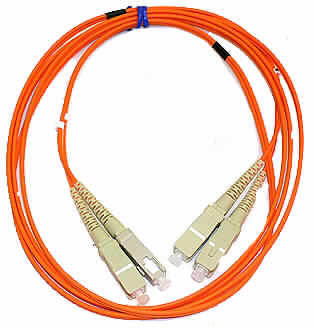 Optisches Kabel (Lichtwellenleiterkabel),
- aus zwei Lichtwellenleitern, jeweils mit einer Hülle aus Kunststoff (Festader), mit 
  Zugentlastungsmaterial in einer Außenhülle, zu einem zweiadrigen Kabel 
  zusammengeschweißt,
- mit vier Anschlussstücken (SC-Stecker).

"Kabel aus optischen, einzeln umhüllten Fasern"