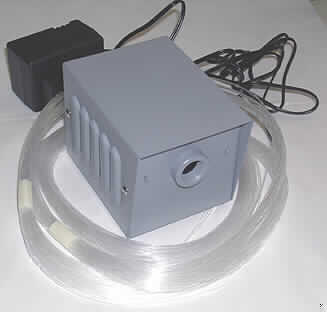 Mini-Fiberlight,
- aus einer Hallogenleuchte (12 V/10 W) mit G4-Stecksockel, einem Elektromotor, einer 
  drehbaren Welle und einer mehrfarbigen Kunststoffscheibe in einem Metallgehäuse (Ab-  
  messungen ca 10,0 x 7,9 x 8,2 cm) mit seitlichen Lüftungsschlitzen einer Lichtaustrittsöff-  
  nung an der Vorderseite mit Schraubverschluß sowie einer Anschlussbuchse für die Strom- 
  versorgung und einem mit Sechskantmutter und Schraubgewinde gefaßten 1,5 m langen 
  Kunststofffaserbündel sowie einem Netzteil mit Kabel und Anschlussstecker, 
- zum kontinuierlichen Drehen der mehrfarbigen Kunststoffscheibe vor der Hallogenleuchte
- für die Erzeugung von Lichteffekten in Form von kleinen, farblich wechselnden Lichtpunkten 
  am Ende der Kunststofffasern nach der Montage und Anordnung auf eine geeignete Ober-  
  fläche zu beliebigen Mustern, z.B. zur Simulation eines Sternenhimmels.

"Elektrisches Gerät mit eigener Funktion, in Kapitel 85 anderweit weder genannt noch 
 inbegriffen, funktionelle Einheit aus Lichteffektgerät und Netzteil - Mini-Fiberlight"