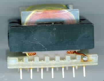 Drossel (Abbildung s. Anlage)
- aus einer Kupferdrahtwicklung mit einem Ferritkern, auf einem Kunststoffträger mit mehreren Anschlussstiften,
- mit einer Induktivität von nicht mehr als 62 mH,
- zum Einbau in Vorschaltgeräte bestimmt.

"Selbstinduktionsspule, nicht von der mit Telekommunikationsgeräten und für Stromversorgungseinheiten von automatischen Datenverarbeitungsmaschinen und ihren Einheiten verwendeten Art, nicht für zivile Luftfahrzeuge, mit einer Induktivität von nicht mehr als 62 mH"
