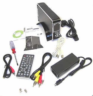 Multifunktionales Videogerät
- aus einer mit MPEG-Decoder, Schnittstellenbausteinen und weiteren Bauelementen 
  bestückten gedruckten Schaltung in einem Gehäuse mit Einbauschacht für eine 3,5" 
  Festplatte, Bedienelementen, LED-Anzeige, Anschlüssen für Audio, Video, VGA und USB 
  (Abbildung s. Anlage),
- zur Aufnahme und Wiedergabe von Videos, Einzelbildern und Tönen verschiedener
  Formate - kennzeichnende Haupttätigkeit - und zum Aufzeichnen und Lesen von Daten 
  einer automatischen Datenverarbeitungsmaschine nach Einbau einer Festplatte,
- mit den wesentlichen Beschaffenheitsmerkmalen eines vollständigen Videogerätes,
- zusammen mit Beipack (Netzteil, Fernbedienung, Standvorrichtung, USB-Kabel, A/V-Kabel, 
  Montageschrauben, Schraubendreher, Mini-Disc mit Software) in einer gemeinsamen 
  Verkaufsumschließung.
Das Videogerät bestimmt den Charakter des Ganzen.

"Videogerät zur Bild- und Tonaufzeichnung und -wiedergabe, kein Magnetbandgerät, kein
 Wiedergabegerät für Videobänder (unvollständiges multifunktionales Videogerät mit
 kennzeichnender Haupttätigkeit Bild- und Tonaufzeichnung und -wiedergabe, 
 in Warenzusammenstellung mit nicht charakterbestimmendem Beipack)"
