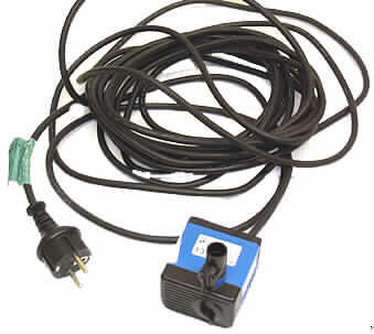 Tauchmotorpumpe
- aus einem quaderförmigen Gehäuse (ca. 65x61x43 mm) mit Wasserein- und
  -austrittsöffnung, Verschlussklappe, eingebautem Elektromotor, Filter, vier Saugnäpfen
  zum Befestigen sowie Anschlusskabel (Abbildung siehe Anlage),
- zum Betreiben von Wasserspielen.

"Flüssigkeitspumpe, Kreiselpumpe, einstufige Tauchmotorpumpe"