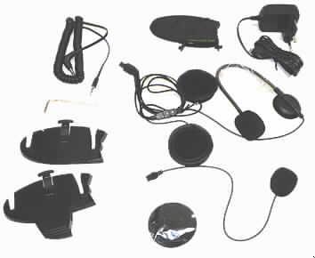 Bluetooth Kommunikationsgerät,
- aus einer Hochfrequenz-Sende- und Empfangsbaugruppe in einem Gehäuse mit integrier- 
  tem Akkumulator, Status-LEDs, Bedienelementen und Anschlussbuchsen (Abmessungen:
  87 x 47 x 16 mm, Abbildung siehe Anlage),
- zum Empfangen, Konvertieren und Senden von Audiosignalen auf einer Frequenz von 2,4
  GHz (Bluetooth Standard) nach Anschluss an unterschiedliche Geräte (z.B. Mobiltelefone, 
  weitere Kommunikationsgeräte und MP3-Player),
- zusammen mit Beipack (zwei Lautsprecher, Stab- und Kabelmikrofon, Montagematerial,
  Ladegerät, Anschlusskabel, Mikrofon-Schaumstoffabdeckung und Inbusschlüssel) in einer
  gemeinsamen Verkaufsumschließung.
Das Bluetooth Kommunikationsgerät bestimmt den Charakter des Ganzen.

"Apparat für die Kommunikation in einem drahtlosen Netzwerk, keine Basisstation, Gerät 
zum Empfangen, Konvertieren und Senden von Tönen, Bildern oder anderen Daten - Blue- 
tooth Kommunikationsgerät, in Warenzusammenstellung mit nicht charakterbestimmendem 
Beipack"