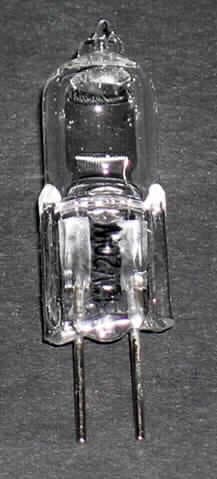 Halogen-Stiftsockellampe (Abbildung siehe Anlage),
- aus einem mit einem Halogen gefüllten Glaskörper, mit einer Wolframwendel und zwei
  Kontaktstiften (Stiftsockel),
- für eine Spannung von 12 V, mit einer Leistung von 20 W,
- zur Verwendung als Leuchtmittel in verschiedenen Beleuchtungskörpern.

�Elektrische Wolfram-Halogen-Glühlampe, nicht von der für Krafträder oder andere Kraftfahr- 
 zeuge verwendeten Art, für eine Spannung von weniger als 100 V, nicht für bestimmte Luft-
 fahrzeuge - Halogen-Stiftsockellampe�