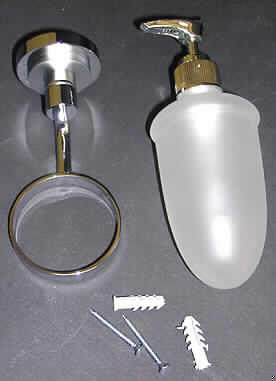 Seifenspender mit Halter
- aus einem Aufnahmebehälter aus Glas und einer auf der Behälteröffnung abnehmbar
  aufgeschraubten, von Hand zu betätigenden Pumpe mit Ausgabetülle (Abbildung siehe
  Anlage),
- zum mengendosierten Ausgeben von Flüssigseifen,
- in einer gemeinsamen Verkaufsverpackung mit Beipack (Wandhalterung, zwei Schrauben
  und zwei Dübel).
Der Seifenspender bestimmt den Charakter des Ganzen.

"Mechanisches Gerät mit eigener Funktion, in Kapitel 84 anderweit weder genannt noch
 inbegriffen, nicht für zivile Luftfahrzeuge (Warenzusammenstellung aus Seifenspender
 -charakterbestimmend- und Beipack) - sog. Seifenspender mit Halter"