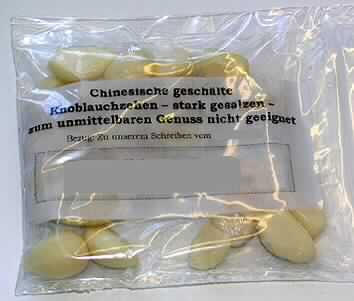 Knoblauch
- geschälte Knoblauchzehen,
- zur Haltbarmachung in eine Lake mit ca. 21 % Salz eingelegt,
- zum unmittelbaren Genuß nicht geeignet,
- in Kunststoffässer abgefüllt.

"Gemüse, vorläufig haltbar gemacht, zum unmittelbaren Genuß nicht geeignet"