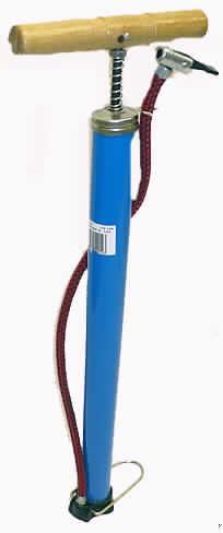 Luftpumpe
- aus einem Pumpenzylinder aus Aluminium (Länge ca. 50 cm, Durchmesser ca. 4,2 cm)
  mit luftdichter Verschlusskappe, einer im Zylinder geführten Kolbenstange aus Metall mit 
  Kolben und Handgriff, einem Fuß aus unedlem Metall, einem mit  Anschlussstück 
  versehenen Luftförderschlauch und einer Fußstütze  (Abbildung siehe Anlage),
- zum Aufpumpen sowohl von Bällen, Luftmatratzen und ähnlichen Gegenständen als auch 
  Fahrradschläuchen mittels Handbetrieb.

Handbetriebene Luftpumpe, keine Handpumpe für Fahrräder - Luftpumpe"