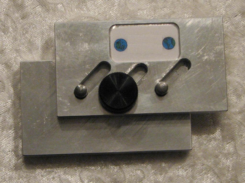 Gerichtopstreger

Værktøjet er fremstillet af aluminium, og samlet med rustfri skruer/fingerskruer.

Beskrivelse:
Gerichtopstregeren består af 2 plader, der holdes sammen af en fingerskrue. Pladerne kan forskydes til et ønsket mål fra 5 til 15 mm for hinanden mod det ene hjørne.
