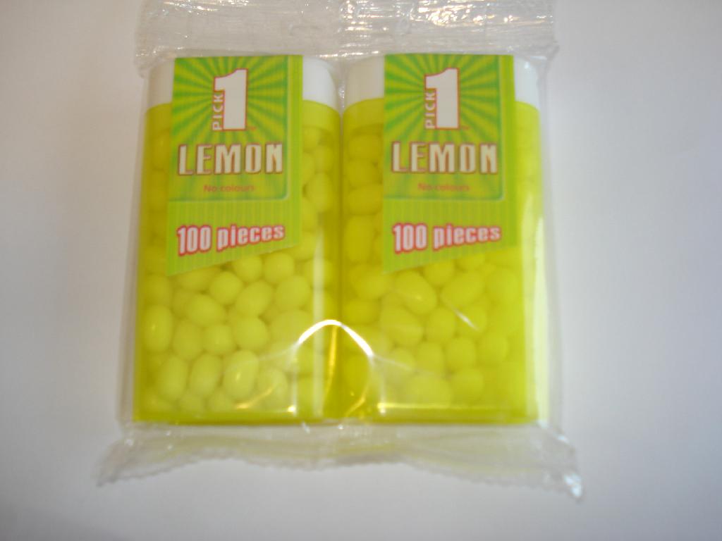 Varen fremstår som små, ovalformede pastiller (ca. 1 x 0,5 x 0,5 cm) med kraftig smag af citron. Pastillerne har yderst en hård, hvid skal uden smag af citron. 
Varen er pakket 100 styk i plastbeholder (4,5 x 8,5 cm). To plastbeholder er pakket sammen til detailsalg. 
Analyse har givet følgende resultat: Protein < 0,1 %, saccharose og invertsukker 2 %, stivelse/glucose 84,5 % og lactose ej påvist