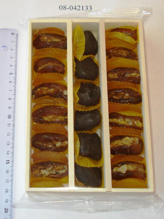 Produktet foreligger som stykker af tørrede frugter i detailsalgsemballage..

Produktet er en blanding af stykker af frugter, bestående af

• Ca 70 g halve og tørrede figner overtrukket med chokolade (ca 23 g chokolade)
• Ca 92 g dadler med en valnød indeni (ca 16 g valnød)
• Ca 60 g tørrede abrikoser. 

Stykkerne er i detailsalgsemballage, som er en trææske med 2 skillerum. I de 2 yderste rum er der skiftevis tørrede abrikoser og flækkede dadler fyldt med valnød. Det midterste rum indeholder tørrede figner, der er overtrukket med chokolade. Æsken er emballeret med klar folie. Trææskens mål er 12,4 cm x 18,8 cm x 3,0 cm.