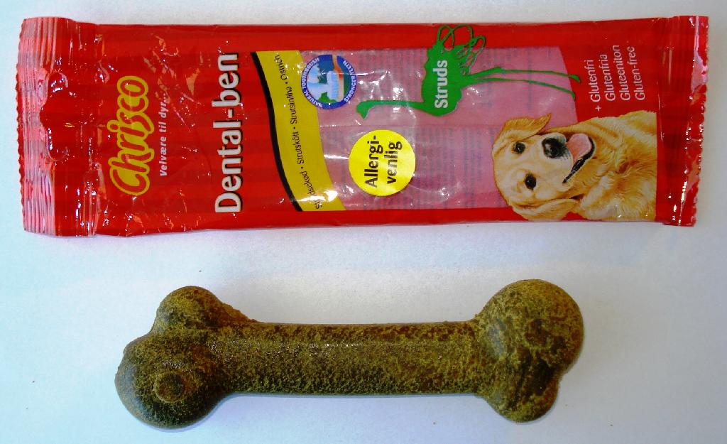 Beskrivelse ifølge emballage:
Dental-ben er et velsmagende tyggeben af strudsekød med et lavt fedt- og kolestorolindhold. Dental-ben renser din hunds og styrker dens tandkød, gummer og kæber. Den hårde konsistens gør, at din hund bliver beskæftiget med noget rart i lang tid. Dental-ben er glutenfrit og kan gives til hunde med allergi. Det indeholder L-camitin, de nødvendige vitaminer og mineraler og har et højt ind-hold af omega 3 og omega 6 fedtsyrer, som styrker din hunds hud og pels. Husk, at dit kæledyr altid skal have fri adgang til frisk vand.
Tilskudsfoder til hunde. Anvendes som supplement til foder, der dækker hun-dens daglige behov.

Ingredienser ifølge emballage:
Ris, hirsefrø, strudskød, vegetabilsk protein, vegetabilske fibre, hvedekim, vege-tabilsk olie, mineraler.

Nettoindhold: 1 stk/100 g
Holdbarhed: 24 måneder
Opbevares: Tørt, ikke for varmt.