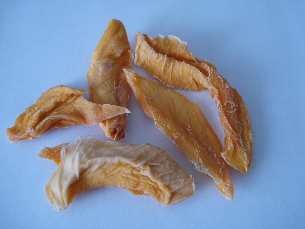 Varen er betegnet som tørrede mangoskiver. 

Varen fremstår som mørkegule strimler af uens størrelse med konsistens som tørrede frugt. Varen dufter og smager svagt af mango. 

Det er oplyst, at ud over tørring af mangostrimlerne er der ikke sket yderligere forarbejdning af varen.