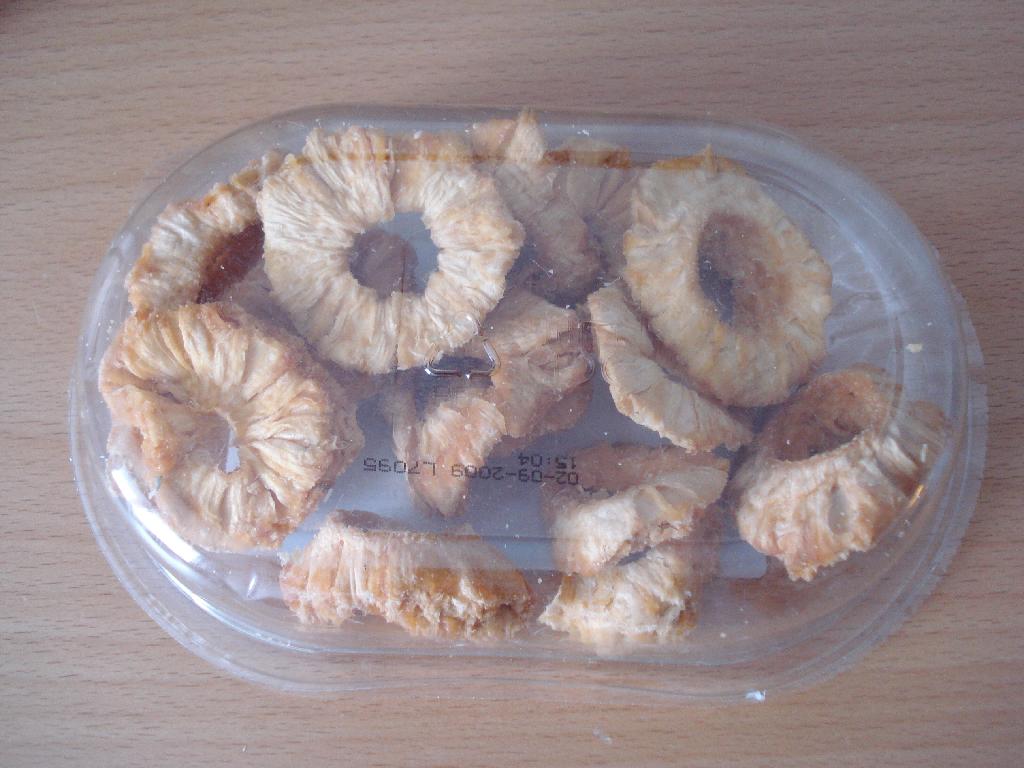 Varen er betegnet som tørrede ananasringe. 

Varen fremstår som ringe i gule nuancer i varierende størrelse. Varen dufter og smager af ananas.  

Det er oplyst, at der er tilsat konserveringsmiddel E220 (svovldioxid), men derud over er der ikke sket yderligere forarbejdning af varen end tørring. 

Varen er pakket i detailsalgspakning a 100 g.