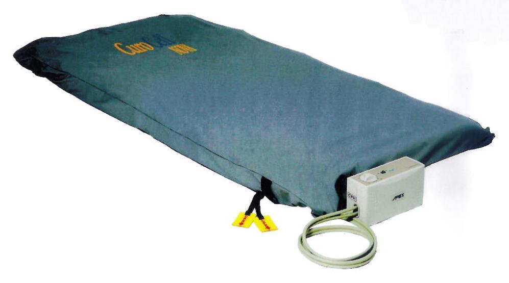 Produktet er en dynamisk trykaflastende topmadras, bestående af madras og pumpe.

Pumpe: Størrelse: 25 cm x 13,5 cm x 9,5 cm. Vægt: 1,8 kg

Madras: Celleopbygget i transperant polyurethan (PU) og betræk i grå polyurethan (PU). Størrelse: 200 cm x 85 cm x 12 cm. Vægt: 4 kg.

Produktbeskrivelse:
Madrassen består af luftceller, hvor de tværgående celler er sammenhængende. Cellerne er varierende i størrelse og bliver mindre i hæl sektionen, hvilket giver yderligere aflastning af hælene.
Betrækket er blødt, strækbart inkontinensbetræk. Madrassen fastgøres på underliggende skummadras ved hjælp af hjørnestropper.

Pumpen indstilles efter belastningsvægt på madrassen og pumper med varierende tryk i madrassens celler i en cyklustid.

Anvendelse:
Madrassen kan anvendes i plejesenge og bruges til forebyggelse og behandling af tryksår til og med stadie ll.