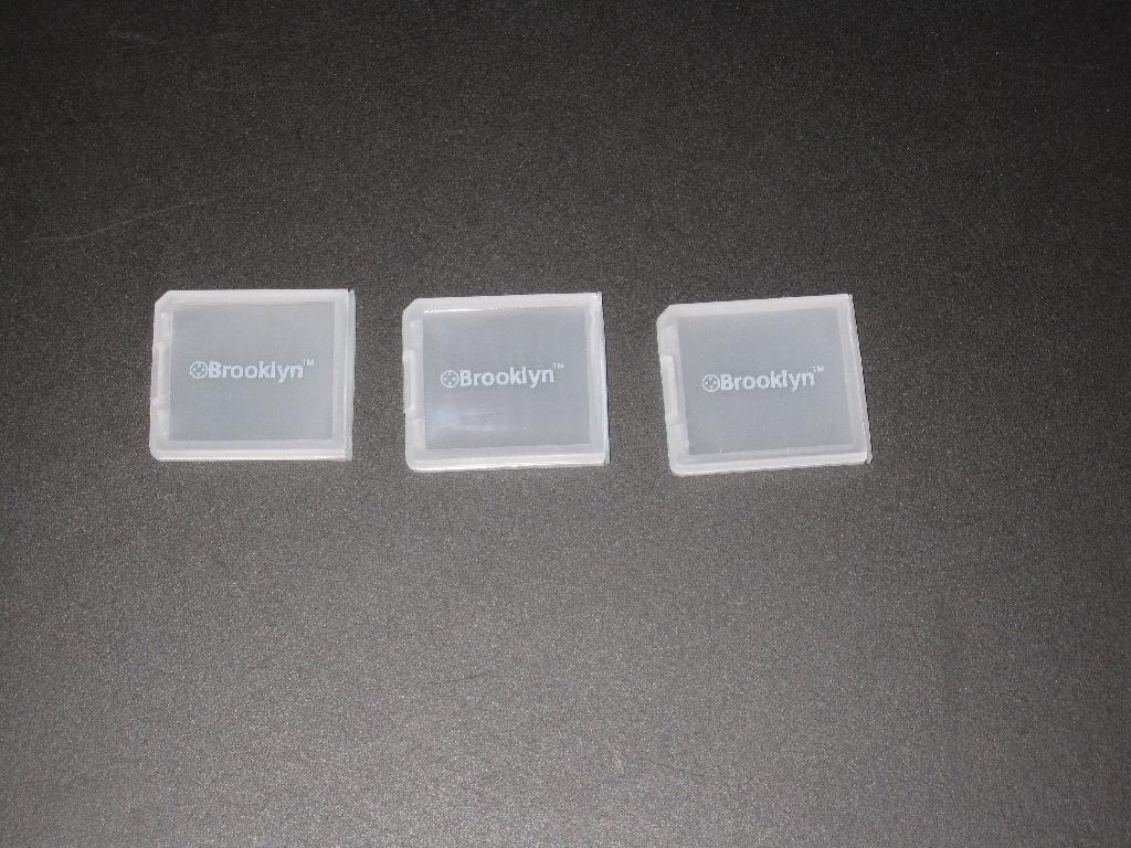 Etuier af plast af størrelse ca. 4 x 3,5 x 0,6 cm og påtrykt varemærke. De anvendes til opbevaring af spil.

Varen er et sæt tilbehør til en spillekonsol sammenpakket til detailsalg omfattende følgende seks genstande:

- en taske til opbevaring og transport af en spillekonsol
- tre touch penne
- tre etuier til opbevaring af spil
- øretelefoner
- bil-adapter og
- en bærestrop til spillekonsollen.