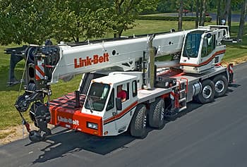 Produktet er en mobilkran, Link-Belt, HTT 8690, Truck Terrain Crane, også benævnt ”Truck kran”.

Kranen er en mobilkran med 2 førerkabiner, hvor den nederste kabine er indbygget i chassiset og anvendes, når man transporterer kranen fra en arbejdsplads til en anden, også på veje. Den anden kabine, som er placeret på platformen sammen med arbejdskranen, anvendes ved det egentlige kranarbejde.

Kranen er monteret på chassis på hjul med 4 hjulsæt og er selvkørende ved anvendelse af mobilkranens indbyggede mekaniske anordninger, som dielselmotor, gearkasse med gearskifteanordning, styremekanisme og bremsemekanisme.

Ifølge det oplyste kan den blive synet og godkendt til landevejstransport med en blokvognsplade.