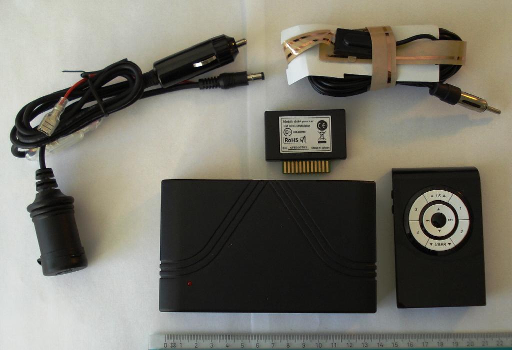 Produktet er en opgraderingsenhed til en bilradio, og den indeholder:
1.	DAB+ your car enhed.
2.	FM RDS modulator.
3.	Fjernbetjening.
4.	12 V strømkabel (med cigarettænder stikkontakt).
5.	Band III / L-Band Aerial.
6.	Hurtig installation – vejledning.

Produktet anvendes til opgradering af eksisterende bilradio med DAB radio kanaler og er kompatibel med alle FM/RDS radiosystemer. 

Ifølge anvisning på emballagen er produktets funktion:
•	Opgraderer eksisterende FM/RDS radio til modtagelse af DAB/DAB+ digital radio.
•	Giver adgang til mange nye DAB radio stationer.
•	Lyd i digital kvalitet gennem det eksisterende musiksystem i bilen.
•	Fuld support til DAB digital radio (ETSI EN 300 401; Eureka-147) i band III for UK og L-band for Europa.
•	Aux-tilslutning for MP3 afspiller.