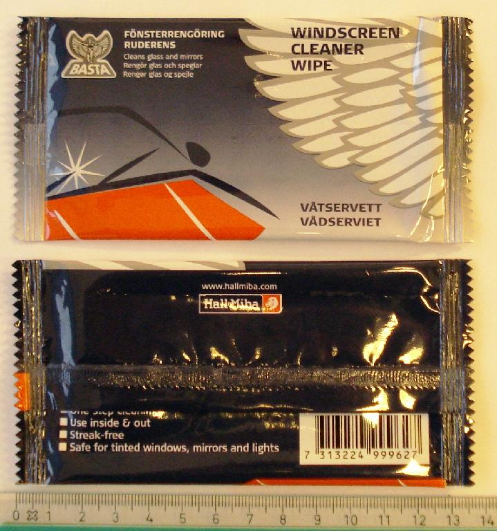 Produktet er vådservietter til rengøring af glas og spejle, betegnet Basta vådser-viet.

Produktet er en serviet som er overtrukket med en væske.


Serviettens materiale er ifølge angivelsen en polyester og viscose.
 
Færdigvaren består af en pakke med 1 stk vådservietter.

Vådservietterne skal bruges til rengøring af glas og spejle.