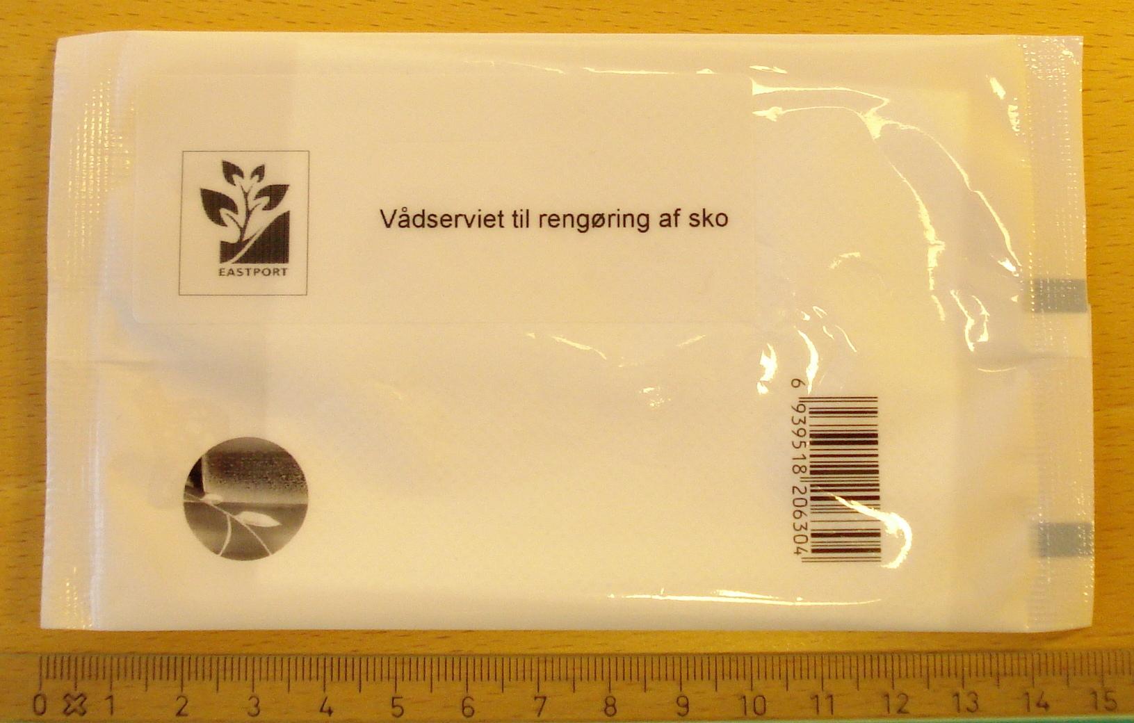 Produktet er vådservietter til rengøring af sko, betegnet SmartWipes vådservietter til rengøring af sko.

Produktet er en serviet som er overtrukket med en væske.

Serviettens materiale er ifølge angivelsen en polyester og viscose.
 
Færdigvaren består af en pakke med 15 stk vådservietter.

Vådservietterne skal bruges til pudsning af sko.