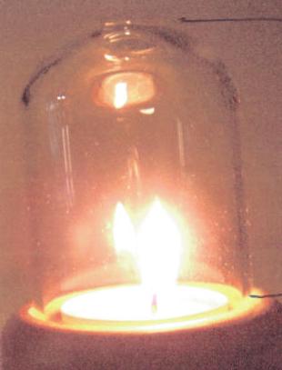 Produktet er et lampeglas ”chimney” til anvendelse på en fyrfadsstage.

Lampeglasset er ifølge det oplyste fremstillet i borosilicatglas med liniær termisk udvidelseskoefficient, fra 20ºC – 300ºC på ca 3,3 x 10-6 pr Kelvin. (Dette er mindre end 5 x 10-6 pr Kelvin).

Anvendelse
Glasset anvendes på en fyrfadsstage og omskærmer fyrfadslyset.