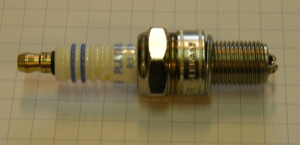 Produktet er et tændrør.

Tændrøret består af en isoleret midterelektrode, som er monteret i en holder. Holderen har et gevind, som skrues i motorens forkammer. 
Den isolerede midterelektrode tilsluttes en højspændig. Der er så en styring, som får gnisten til at springe på det rigtige tidspunk og gasblandingen antændes i forkammeret.