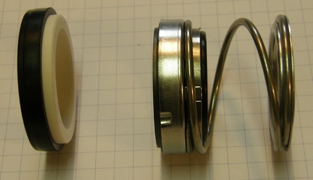 Produktet er en mekanisk pakning.

Denne mekaniske pakning består af en porcelænsskive/gummiring, som monteres som den faste del i pumpehuset. Den roterende del, som monteres på pumpeakslen, består af en kulskive, som en fjeder sørger for bliver presset mod porcelænsskiven.